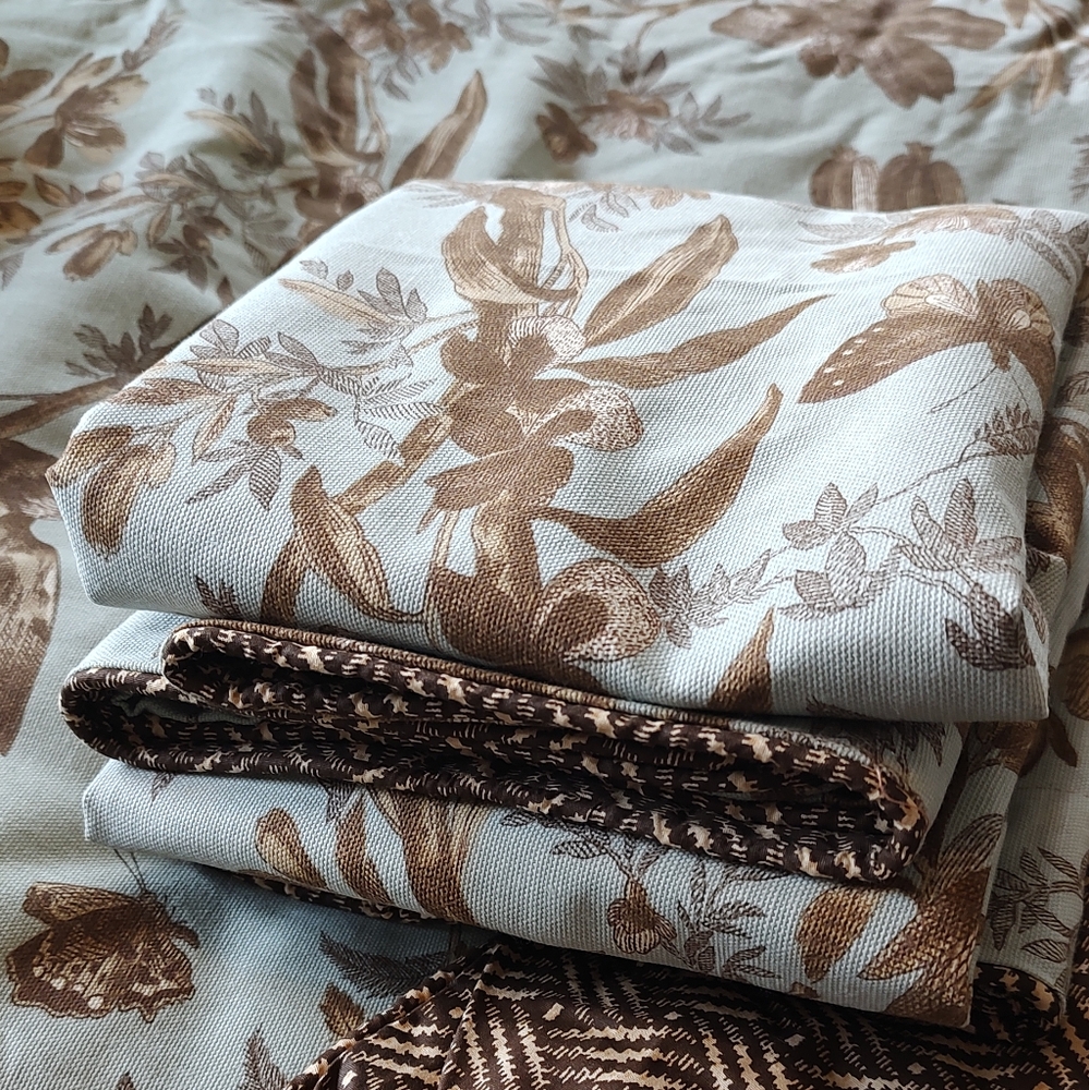 Scent-Sation Rhapsody King comforter & 2 Shams